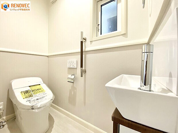 【トイレ】◆スッキリとした印象のタンクレストイレです！◆トイレには手洗い器がありますので、使用後にもすぐに手を洗うことができて便利ですね♪