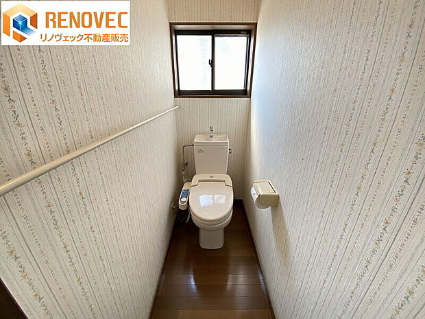 【2階：トイレ】◆快適で清潔な温水洗浄便座！◆2箇所のトイレで朝の混雑が解消ですね♪◆窓があって換気もいいです！