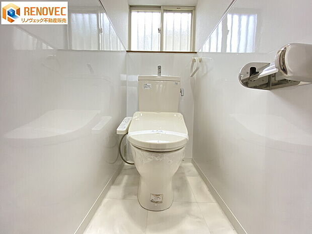 【1階　トイレ】◆トイレ新調しております♪◆快適で清潔な温水洗浄便座！◆洗浄付温便座で冬でもポカポカ♪◆窓があって換気もいいです！