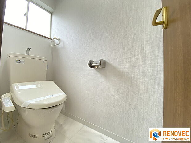 【2階　トイレ】◆トイレ新調しております！◆1階と2階の2箇所にトイレがございます◆冬場でもひやっとしない温水洗浄便座採用◆窓があって換気もいいですね
