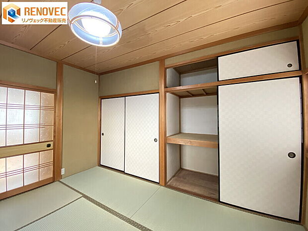【2階　和室】◆ほっこりできる和室でくつろぐひととき◆収納スペースで住空間がスッキリして快適に暮らせそうですね