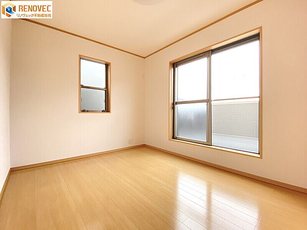 【3階　洋室2】◆約6帖の洋室です◆2面窓で陽当たり・通風良好です♪◆リフォーム済のきれいな住まいなので新築気分で新生活をスタートできます♪
