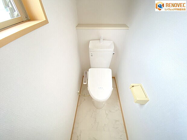 【2階　トイレ】◆快適な温泉洗浄便座付き◆壁にはちょっとした小物置場◆1階と2階の2箇所のトイレがあれば少しは朝のトイレラッシュの緩和になりますでしょうか