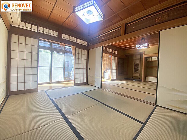 【1階　和室約8帖】◆1階の二間続きの和室に欄間がございます。◆採光と通風をよくし、室内環境を快適にするために設けられているので、湿度の高い日本でも過ごしやすくなります♪