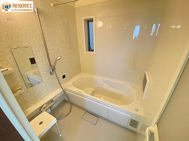 【バスルーム】◆お子様と一緒にバスタイムを楽しめる広々浴室です！◆コントロールパネルが便利でいいですね♪◆浴室の窓で湿気対策もバッチリです！