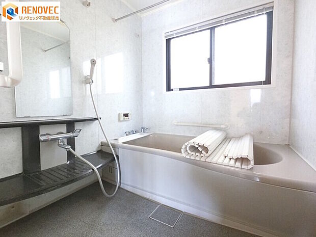 【バスルーム】◆お子様と一緒にバスタイムを楽しめる広々浴室です♪◆コントロールパネルが便利でいいですね♪◆浴室の窓で湿気対策もバッチリ！