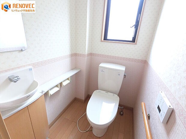 【2階　トイレ】◆2階トイレは手洗い付き！幅も広く、手すりも付けています♪◆快適で清潔な温水洗浄便座◆3箇所のトイレで朝の混雑が解消ですね♪