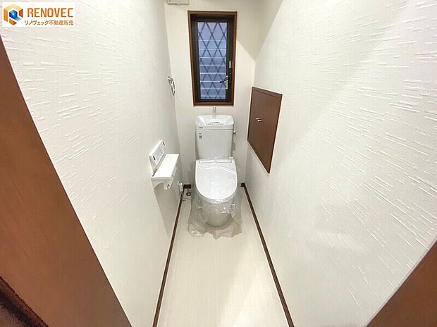 【1階　トイレ】◆快適で清潔な温水洗浄便座◆1階と2階の2箇所のトイレがあれば少しは朝のトイレラッシュの緩和になりますでしょうか◆窓があって換気もいいです！