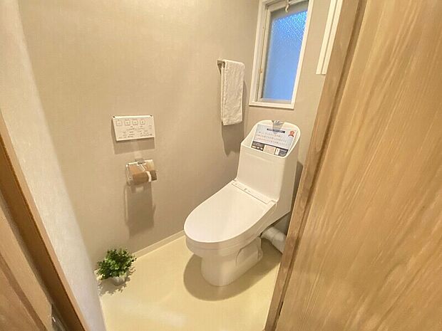 【トイレ】◆トイレ新調しております◆快適で清潔な温水洗浄便座◆個室のリラックスタイムをお楽しみください♪◆窓があって換気もいいです！
