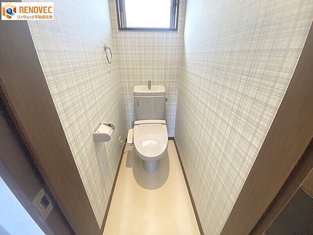 【2階　トイレ】◆快適な温泉洗浄便座付きです！◆1階と2階の2箇所のトイレがあれば少しは朝のトイレラッシュの緩和になりますでしょうか◆窓があって換気もいいです！