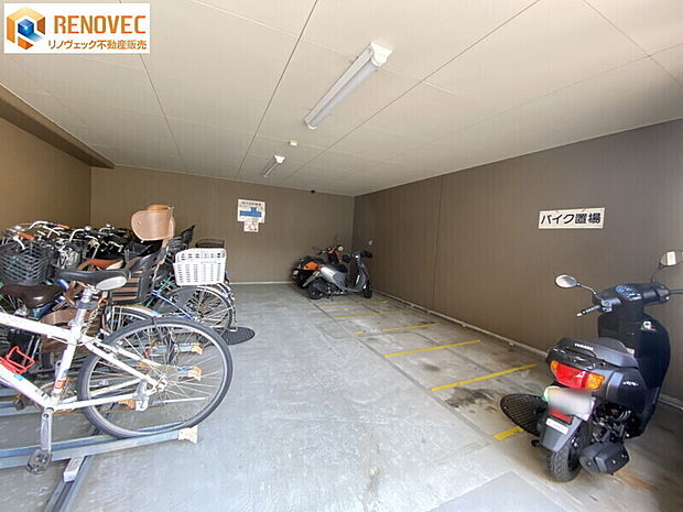 【自転車・バイク置場】◆屋根のある駐輪場で雨の日でも大丈夫◆通学・通勤に便利な駐輪場です◆ルールを守ってキレイに駐輪しましょう