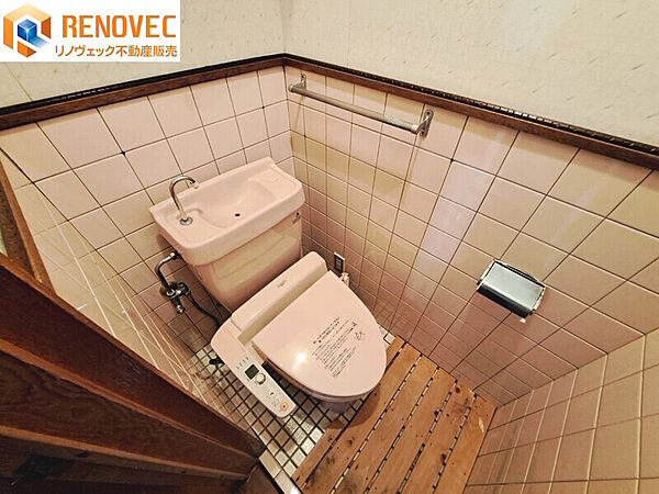 【トイレ】◆快適で清潔な温水洗浄便座◆1階と2階の2箇所のトイレがあれば少しは朝のトイレラッシュの緩和になりますでしょうか◆空家につき、ゆっくりご内覧いただけます