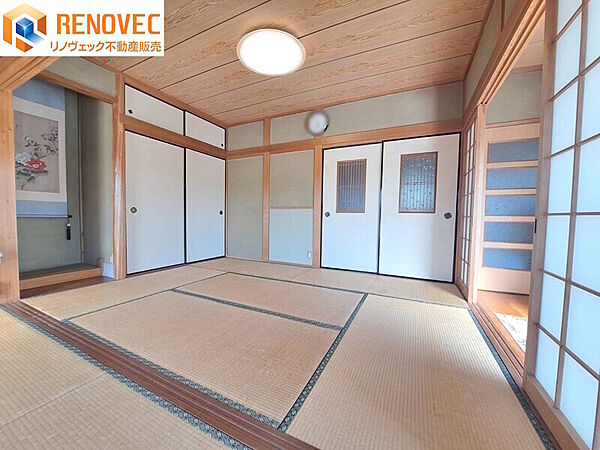 【1階　和室1】◆扉を開放すると約12．0帖の和室になります♪◆ご家族の思い出も大切にしまっておけるたっぷり収納！住空間がスッキリして快適に暮らせそうですね