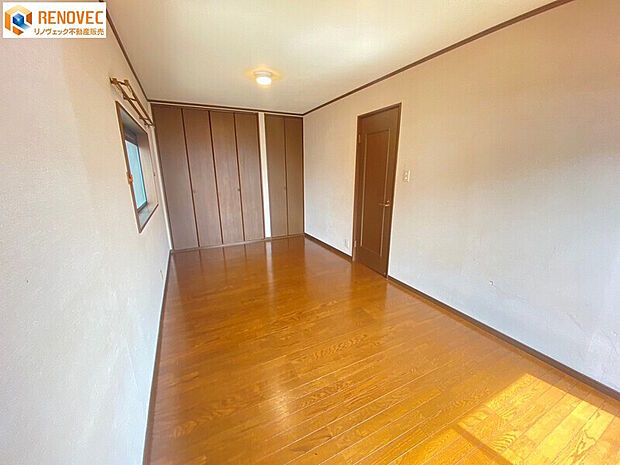 【1階　洋室】◆約9．0帖の洋室です◆大きなクローゼットで住空間がスッキリして快適に過ごせそうですね♪◆明るく風通しの良いお部屋です