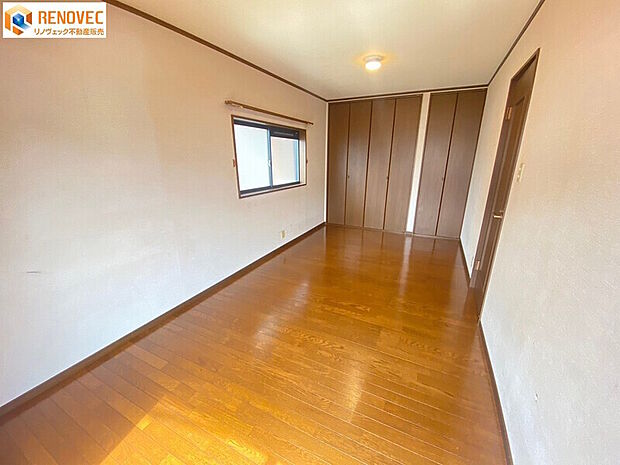 【1階　洋室】◆約9．0帖の洋室です◆大きなクローゼットで住空間がスッキリして快適に過ごせそうですね♪◆明るく風通しの良いお部屋です