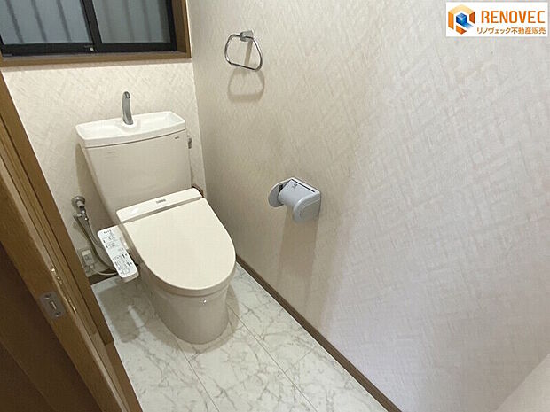 【トイレ】◆快適で清潔な温水洗浄便座◆個室のリラックスタイムをお楽しみください◆1階と2階の2箇所のトイレがあれば少しは朝のトイレラッシュの緩和になりますね