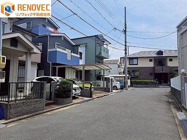 【前面道路含む現地写真】◆駐車が苦手な方にも嬉しい前面6ｍ道路に面した住まい◆ご家族のスタイルに合った住まいをご提案します♪
