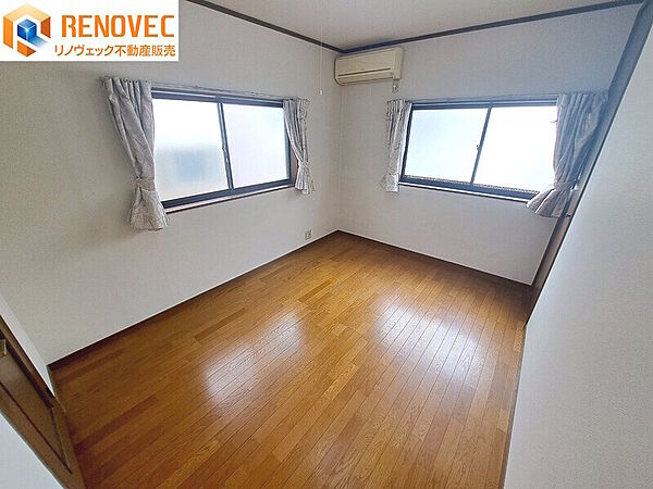 【2階　洋室】◆2面採光のお部屋は、陽の当たる時間が長く冬でもあたたかいですよ♪◆大きなクローゼットで住空間がスッキリして快適に過ごせそうですね♪