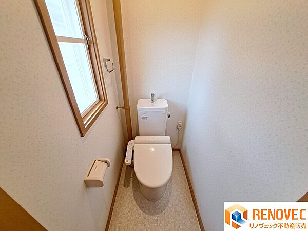 【2階　トイレ】◆1階と2階の2箇所のトイレがあれば少しは朝のトイレラッシュの緩和になりますね◆快適な温泉洗浄便座付き◆窓がございますので換気もできてうれしいですね