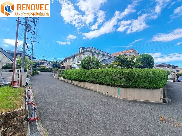 【現地外観写真】◆角地にございますので開放感もバッチリです◆前面道路も側面道路も共に幅がある道路です