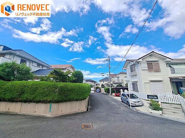 【側面道路写真】◆幅広の道路は運転時の視界も広く取れるので安心です◆一旦停止の標識もございますので安全運転で！