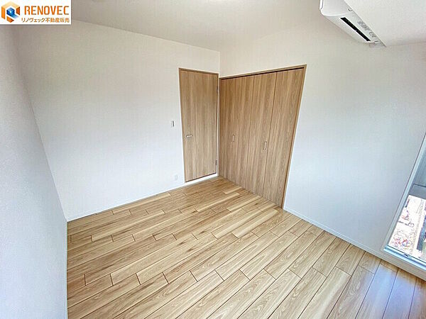 【洋室2】◆大きな窓からたっぷりの陽光と風が舞い込むお部屋です◆大きなクローゼット付き！住空間がスッキリして快適に過ごせそうですね♪
