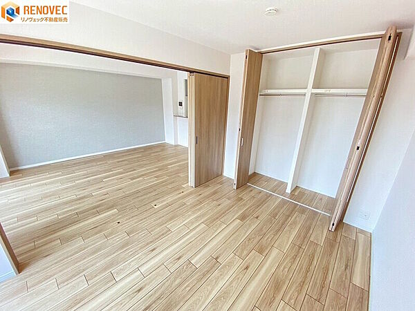 【洋室3】◆バルコニーに面しているので明るく風通しの良いお部屋です◆大きなクローゼットで住空間がスッキリして快適に過ごせそうですね♪