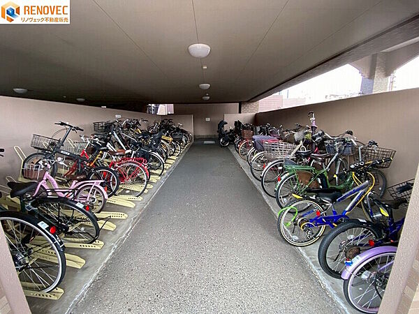 【自転車置場】◆きちんと整列され管理が行き届いた駐輪場◆屋根があるので雨から自転車を守ります◆通学・通勤に便利な駐輪場です◆ルールを守ってキレイに駐輪しましょう