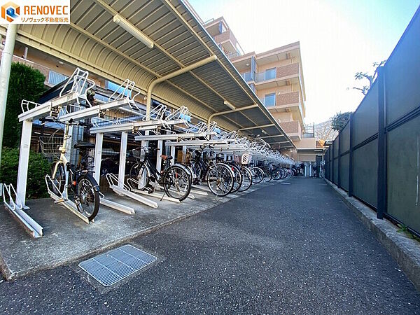 【自転車置場】◆きちんと整列され管理が行き届いた駐輪場◆屋根があるので雨から自転車を守ります◆通学・通勤に便利な駐輪場です◆ルールを守ってキレイに駐輪しましょう