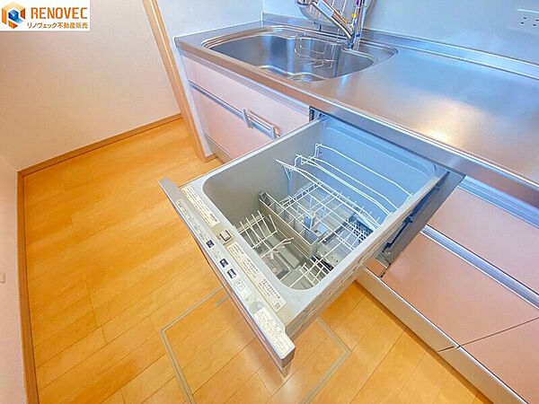 【食器洗乾燥機】◆便利とおしゃれが両立！システムキッチンです！◆後片付けもラクラクな食器洗乾燥機付き！家事の負担を軽減し、ゆとりの時間を生み出すことができます♪