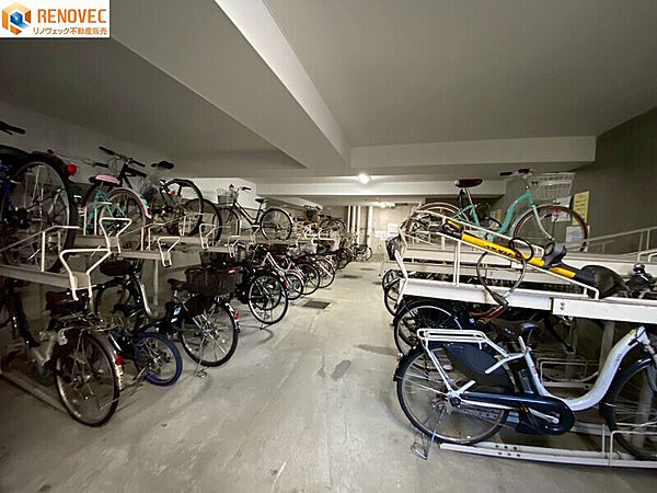 【自転車置場】◆きちんと整列され管理が行き届いた駐輪場◆屋根があるので雨から自転車を守ります◆通学・通勤に便利な駐輪場です◆ルールを守ってキレイに駐輪しましょう