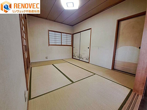 【2階　和室】◆約6.0帖の和室です◆明るい日差しが差し込んでくれる2階部分の和室です◆2面に窓があるので風通しもいいですよ♪◆押入があり、収納もたっぷりです