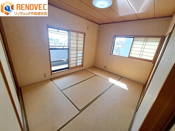【2階　和室】◆バルコニーに面しているので明るく風通しの良いお部屋です◆すぐに横になれる和室は、みんながほっと一息つける空間◆リビングに面した和室は重宝します