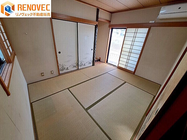 【1階　和室】◆約6.0帖の和室です◆対面上に窓があるので、風の通り道ができて、湿気しにくいです◆押入の横には『床の間』があり、お花を飾って季節を感じてみてはいかがでしょうか