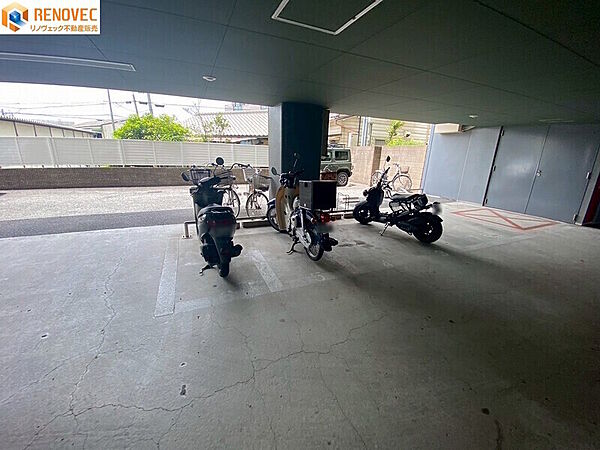 【駐輪場】◆きちんと整列され管理が行き届いた駐輪場◆屋根があるので雨から自転車を守ります◆通学・通勤に便利な駐輪場です◆ルールを守ってキレイに駐輪しましょう