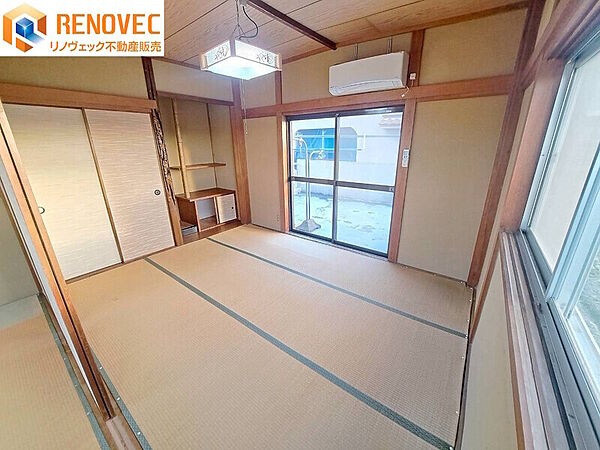 【2階　和室2】◆約6.0帖の洋室です◆バルコニーに面しているので明るく風通しの良いお部屋です◆たっぷりの収納スペースで住空間もスッキリ！