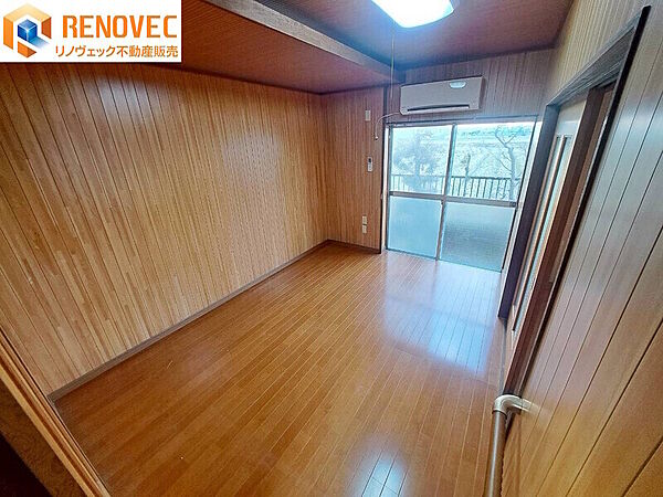【1階　洋室】◆約6.0帖の洋室です◆リビングつながりのお部屋ですので、扉を開放してリビングの延長として使えます♪◆大きな窓からたっぷりの陽光と風が舞い込むお部屋です
