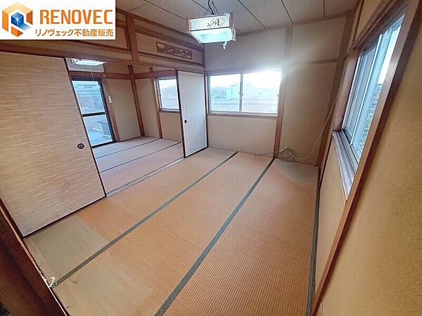 【2階　和室1】◆約6.0帖の洋室です◆2方向から光を取り込めるため、部屋全体が明るくなります♪◆窓を開ければ空気の通り道ができて換気をしやすいのがメリットです♪