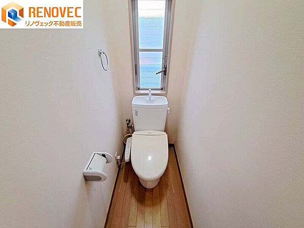 【トイレ2】◆1階と2階の2箇所のトイレがあれば少しは朝のトイレラッシュの緩和になりますね♪◆自然換気によって壁や天井の結露を防ぎ、カビの発生を抑制できます♪