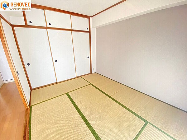【和室】◆約6．0帖の和室です◆すぐに横になれる和室は、みんながほっと一息つける空間◆リビングに面した和室は重宝します◆たっぷりの収納スペースで住空間もスッキリ！