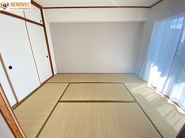 【和室】◆ほっこりできる和室でくつろぐひととき◆お昼寝スペース・寝室・お子様の遊び場所・来客スペースなど様々な用途に合わせてお使いいただけます♪