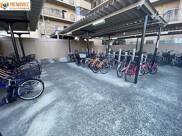 【自転車置場】◆きちんと整列され管理が行き届いた駐輪場◆屋根があるので雨から自転車を守ります◆通学・通勤に便利な駐輪場です◆ルールを守ってキレイに駐輪しましょう
