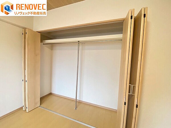 【洋室1　クローゼット】◆ご家族の思い出も大切にしまっておけるたっぷり収納◆全居室に収納スペースがございます！◆住空間がスッキリして快適に暮らせそうですね♪