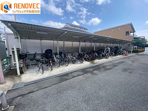 【自転車置場】◆きちんと整列され管理が行き届いた駐輪場◆屋根があるので雨から自転車を守ります◆通学・通勤に便利な駐輪場です◆ルールを守ってキレイに駐輪しましょう