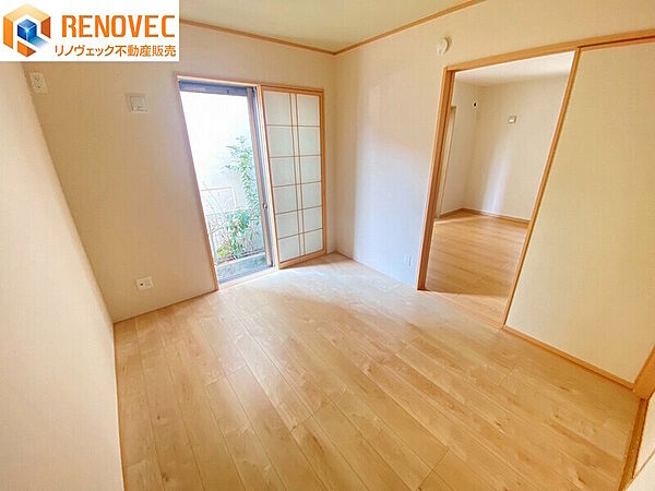 【1階　洋室】◆約5．3帖の洋室です◆リビングつながりのお部屋ですので、扉を開放してリビングの延長として使えます♪◆大きな窓からたっぷりの陽光と風が舞い込むお部屋です