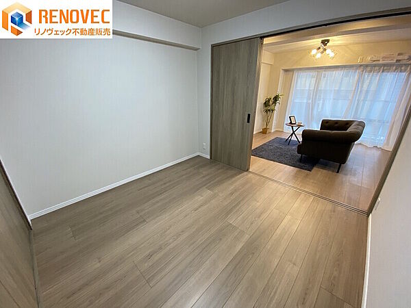 【洋室3】◆約5.0帖の洋室です◆リビングつながりのお部屋ですので、扉を開放してリビングの延長として使えます♪◆大きなクローゼットで住空間がスッキリして快適に過ごせそうですね♪