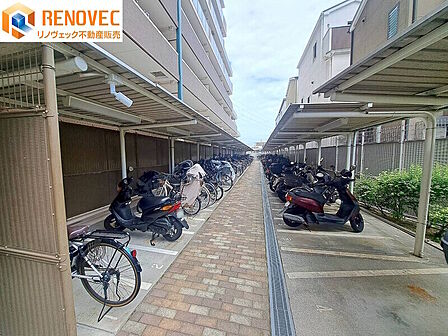 【駐輪場】◆きちんと整列され管理が行き届いた駐輪場◆屋根があるので雨から自転車を守ります◆通学・通勤に便利な駐輪場です◆ルールを守ってキレイに駐輪しましょう