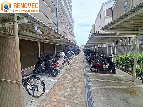 【駐輪場】◆きちんと整列され管理が行き届いた駐輪場◆屋根があるので雨から自転車を守ります◆通学・通勤に便利な駐輪場です◆ルールを守ってキレイに駐輪しましょう