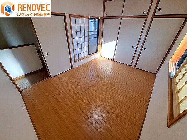 【2階　和室】◆約6.0帖の和室です◆バルコニーに面しているので明るく風通しの良いお部屋です◆たっぷりの収納スペースで住空間もスッキリ！