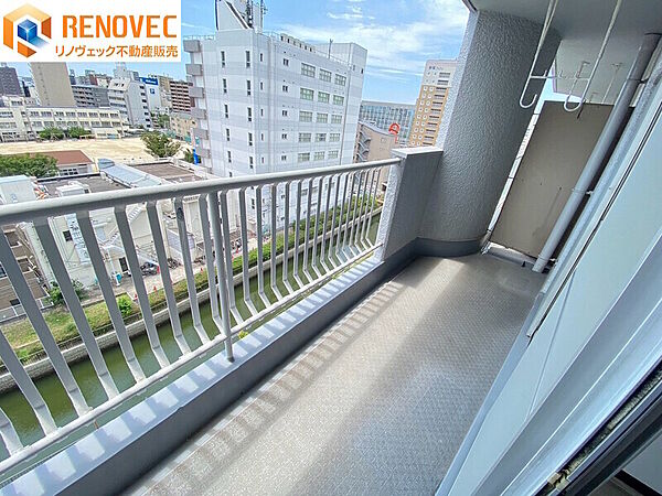 ◆ 陽当たりの良いバルコニーは、お洗濯物やお布団もしっかり乾く快適な空間。開放感のある眺望を楽しみながら、心地よい風も感じられます。